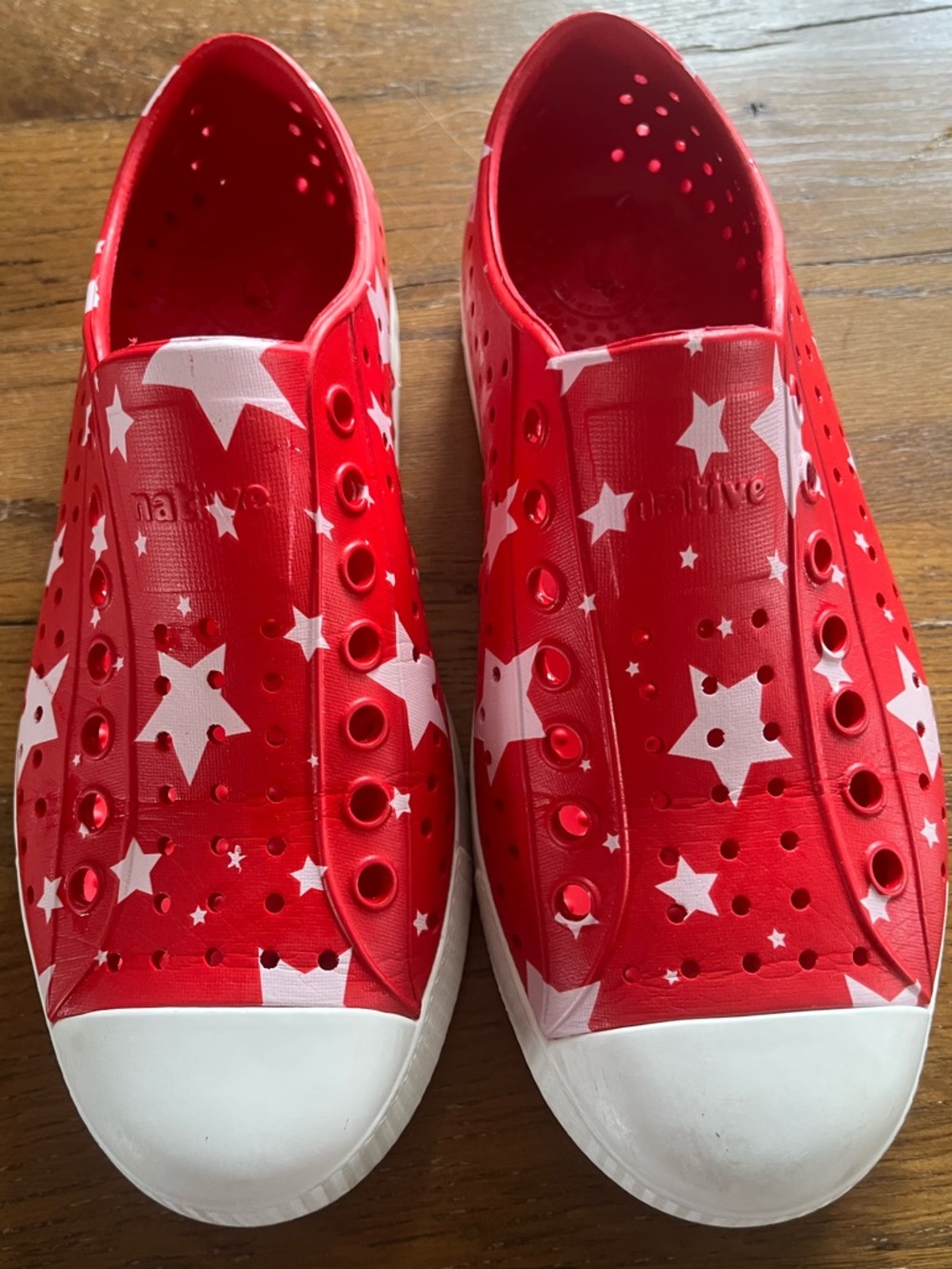 # 150 Native Unisex Red Slip-On Water Shoes with White Star Priant
